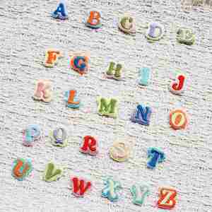 Patch brodé thermocollant mini format lettres colorées pour sacs en toile, décoration DIY avec ruban - Product Image 1