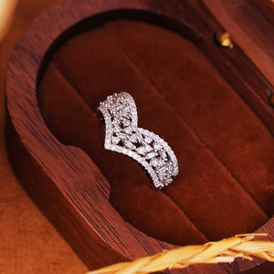 Anello impilabile a forma di V per donna, elegante gioiello geometrico alla moda - Product Image 3
