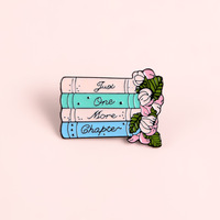 Livre de haute qualité épinglette en gros métal artisanat amoureux des livres mignon dessin animé épingles Badge LOGO personnalisé lettre émail doux épingles livre