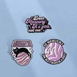เข็มกลัดเคลือบลาย I Survived <span class=keywords><strong>Mercury</strong></span> Retrograde สไตล์น่ารัก ตลกๆ สำหรับคนรักโหราศาสตร์ ชุบดำนิกเกิล ขายส่งไม่มีขั้นต่ำ - Product Image 2