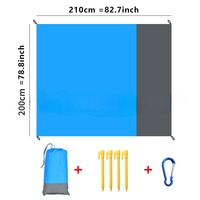 Low MOQ Schnellt rocknende sand freie, haltbare Strand decke Wasserdicht 1-6 Erwachsene Übergroße Strand matte mit 4 Pfählen
