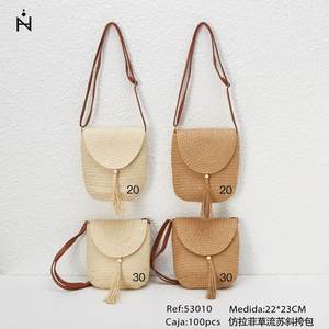 Sac bandoulière en fausse raphia avec pompon 22x23cm, sac à l'épaule en paille naturelle pour femme, style plage estival - Product Image 1