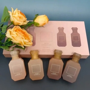 Set de Regalo de Perfume para Mujer al por Mayor, 30ml*4, Líquido Árabe de Dubái, Larga Duración, Spray Floral Frutal de Lujo, Portátil, Transfronterizo - Product Image 5