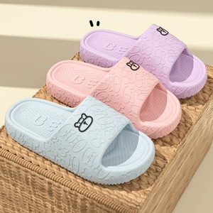 <span class=keywords><strong>Chaussons</strong></span> tendance pour femmes, semelle souple, imprimé ours de dessin animé, claquettes d'intérieur, chaussures d'été fraîches pour hommes, pour la salle de bain et l'extérieur, pour couple - Product Image 2