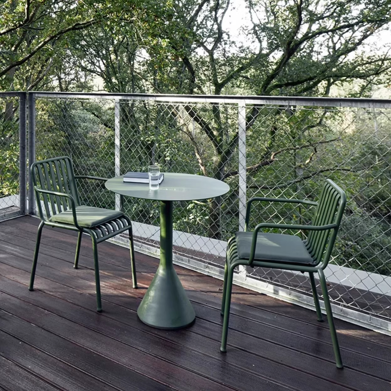 1 table 2 chaises (table ronde 70cm)