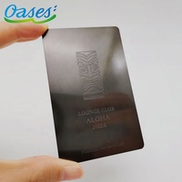 Tarjeta de negocios personalizada con forma de Gunmetal, grabado de superficie y código Qr