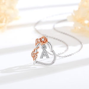Collana <span class=keywords><strong>con</strong></span> Ciondolo a <span class=keywords><strong>Cuore</strong></span> Placcato in Rodio per Damigelle, <span class=keywords><strong>con</strong></span> Iniziale in Oro Rosa e Zirconia Cubica, Ideale come Regalo di Proposta - Product Image 4