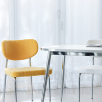 Table à manger moderne Maison Hailey, mobilier de maison, surface durable et facile à nettoyer, design robuste et léger, finition chromée de qualité supérieure