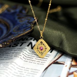 Collier pendentif en acier inoxydable style palais vintage avec diamant rose et gravure creuse en diamant pour anniversaire - Product Image 1