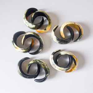 Bracelets uniques en corne de buffle, artisanat naturel, bijoux faits à la main pour femmes, design traditionnel avec un attrait moderne et quotidien - Product Image 3