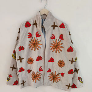 Chaqueta Suzani con Bordado de Leopardo, Abrigo Boho de Terciopelo, Diseño de Gato Salvaje y Floral, Chaqueta de Terciopelo Suzani Hecha a Mano, Bordado Tribal de Leopardo - Product Image 1