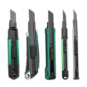 มีดอเนกประสงค์เหล็กกล้าคาร์บอนสูงแบบกำหนดเองได้ (OEM) ขนาด 9 มม. 25 มม. แบบพับเก็บได้ ใบมีดหักได้ พร้อมกล่องพลาสติกสำหรับพกพาในชีวิตประจำวัน คุณสมบัติด้านความปลอดภัย - Product Image 1