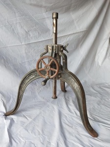 Base de mesa de café con manivela industrial antigua, metal rústico y hierro para uso en comedor y restaurante - Product Image 3