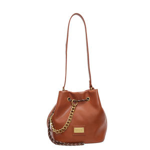 Bolso tipo cubo de moda para mujer en cuero marrón con diseño de cadena dorada - Product Image 1