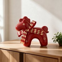 Vente en gros de statues de poneys porte-bonheur en céramique, boîte cadeau, figurine de cheval à motif rouge doré brillant avec ruban, ornement de décoration de table pour la maison