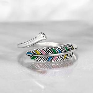 Anello Q435 con Piuma e Intarsio in Smalto, Gioiello Unisex alla Moda, Regalo, Tono Argento, Fascia Regolabile - Product Image 2