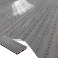 Plancher de piscine extérieur en composite bois-plastique co-extrudé, imperméable et antidérapant, à emboîtement, directement de l'usine