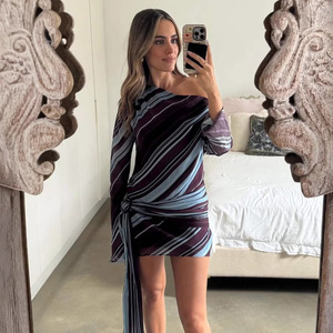 Minivestido a rayas de un solo hombro y manga larga con lazo en la cintura para uso casual - Product Image 4