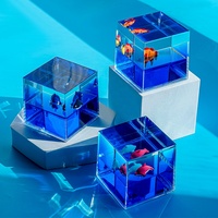 Presse-papier liquide en acrylique bleu de 6,5 cm (65 mm) avec poisson-clown 3D flottant dans un cube d'eau cristalline