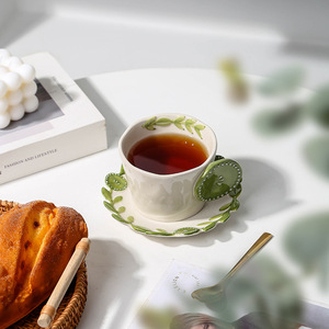 En gros, Tasse à café créative en céramique peinte à la main, personnalisée, avec soucoupe et anse à motif floral gaufré - Product Image 2