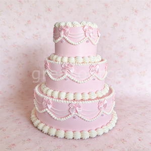 Modèle de gâteau d'anniversaire réaliste à 3 étages, fait main, en plastique écologique, rose, avec glaçage à la crème, nœuds et perles - Product Image 4