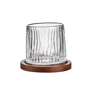 Venta al por mayor Premium Cup Spinning Old Fashioned vasos de whisky con posavasos de madera y vaso de vela de vidrio - Product Image 5