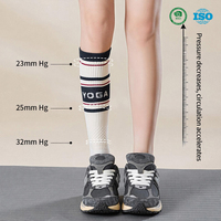 Chaussettes de yoga pour femmes à cinq doigts, antidérapantes, sans couture, avec imprimé lettres, mi-mollet, à compression, pour le fitness