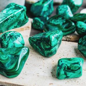 סיטונאי קריסטל טבעי באיכות גבוהה מלכיט אבנים מתוללים קריסטל טבעי לקישוט - Product Image 2