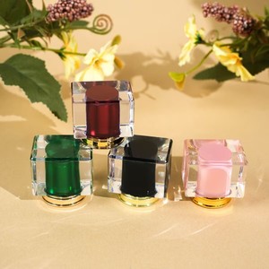 <span class=keywords><strong>L</strong></span> en stock bouchon de parfum carré coloré MMA diamètre intérieur en plastique 17.2mm pour bouteille de parfum de 15mm - Product Image 1