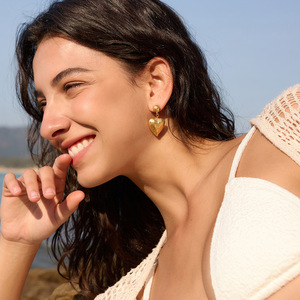Boucles d'oreilles pendantes en forme de cœur, couleur or, en acier inoxydable, style vacances à la plage, bijoux tendance européenne et américaine - Product Image 4