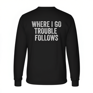 Camiseta de manga larga unisex con cuello redondo para adultos, con la frase 'Where I Go Trouble Follows', para uso promocional - Product Image 3