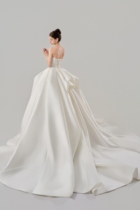 Robe de mariée simple en satin sans bretelles, coupe trapèze, style petite robe de bal - Product Image 5