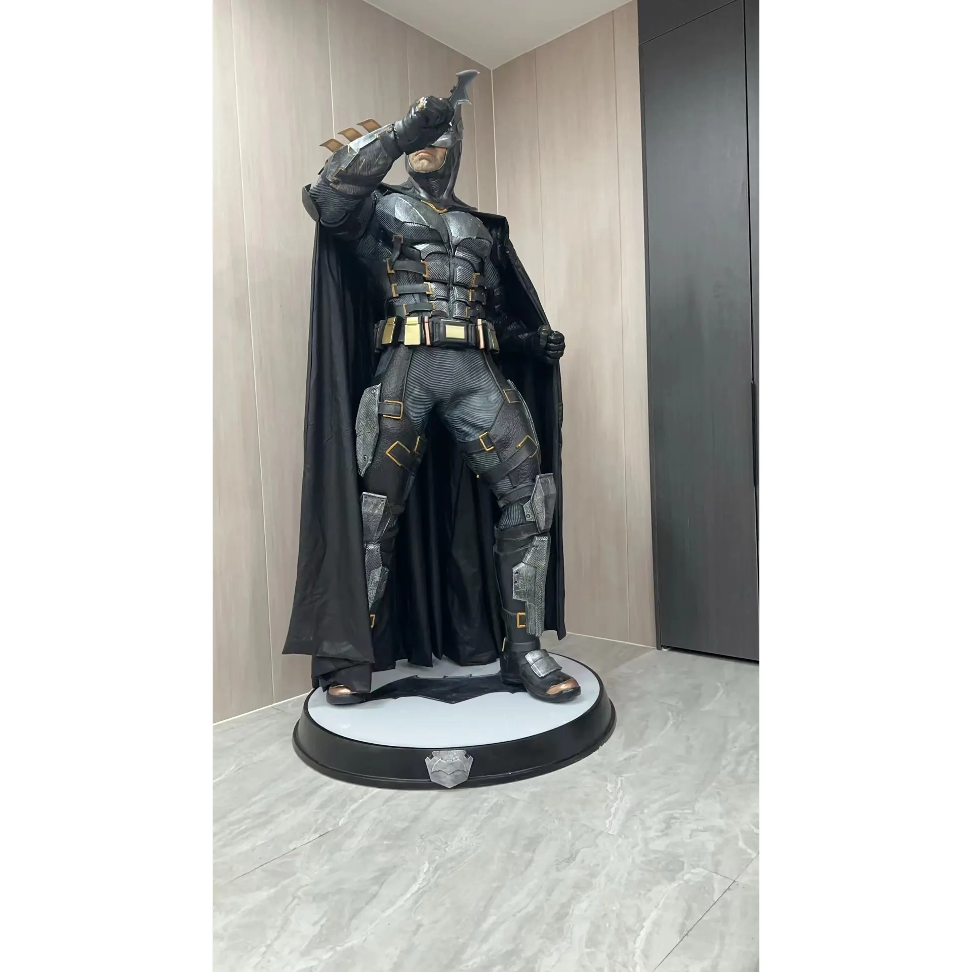 Großes Fiberglas-Batman-Skulptur Marvel DC Movie-Requisite Harz Handwerk Modell für Hausgeschäft Dekoration