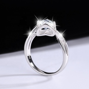 Nuovo Arrivo NORELLE MSJ008 Anello di Fidanzamento e Matrimonio in Moissanite 1CT D VVS Placcato Platino Design Cuore Intrecciato Bacio d'Angelo - Product Image 2