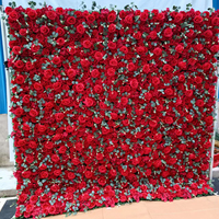 Nouveau mur d'herbe verte de toile de fond de mariage lisse de 8 pieds avec rose rouge et mur de plantes artificielles pour les occasions de Noël en vente!
