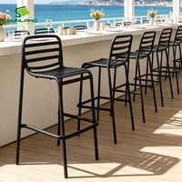 Tabouret de bar extérieur contemporain Sunland, résistant à l'eau, avec structure en aluminium, idéal pour les bistrots, cafés et hôtels.
