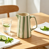 Carafe à eau en céramique à rayures verticales vertes de style scandinave moderne, pichet élégant en porcelaine émaillée à la main pour hôtels, cafés et vente en gros