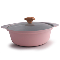 Poêle antiadhésive en aluminium rose personnalisée en usine avec revêtement en marbre équipée d'un couvercle et d'oreilles de pot intégrées