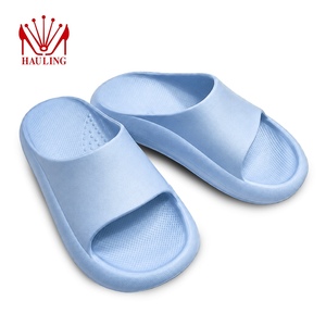 Sandalias EVA Cloud Slides fabricadas en fábrica con suela acolchada gruesa y ligera, logotipo personalizado, colores personalizados para la familia, chanclas. - Product Image 1