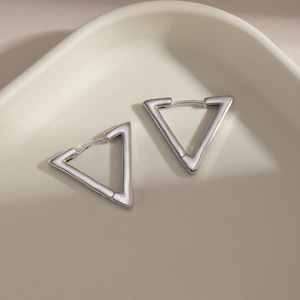 Boucles d'oreilles clous triangulaires, forme géométrique, en alliage de zinc doré, bijoux minimalistes tendance, cadeau - Product Image 2