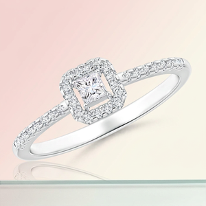 Anillo de Compromiso con Diamante Cultivado en Laboratorio con Corte Princesa Certificado, con Diamantes Laterales Redondos en Oro de 10K, 14K, 18K, Plata 925, 935 - Product Image 1