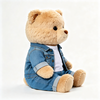 Ours en peluche doux et bouclé brun clair, style vintage, avec veste en jean délavé et pantalon en jean, jouet en peluche moelleux