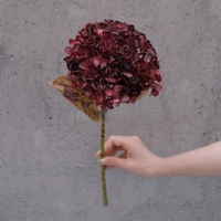 Fleurs artificielles bordeaux rouge orangé de styles variés, très demandées, pour mariages, événements et arrangements floraux à domicile