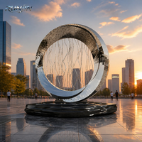 Sculpture circulaire en acier inoxydable poli miroir, texture ondulée, installation artistique abstraite pour place publique, fabrication sur mesure