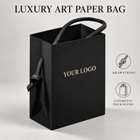Sacs cosmétiques en papier d'art de luxe personnalisés avec poignées à cordon noir pour l'emballage de produits de beauté, conception de logo et commandes en gros