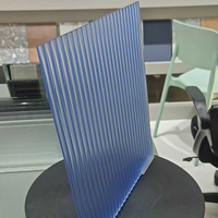 Verre décoratif ciselé et strié en céramique, motif coloré