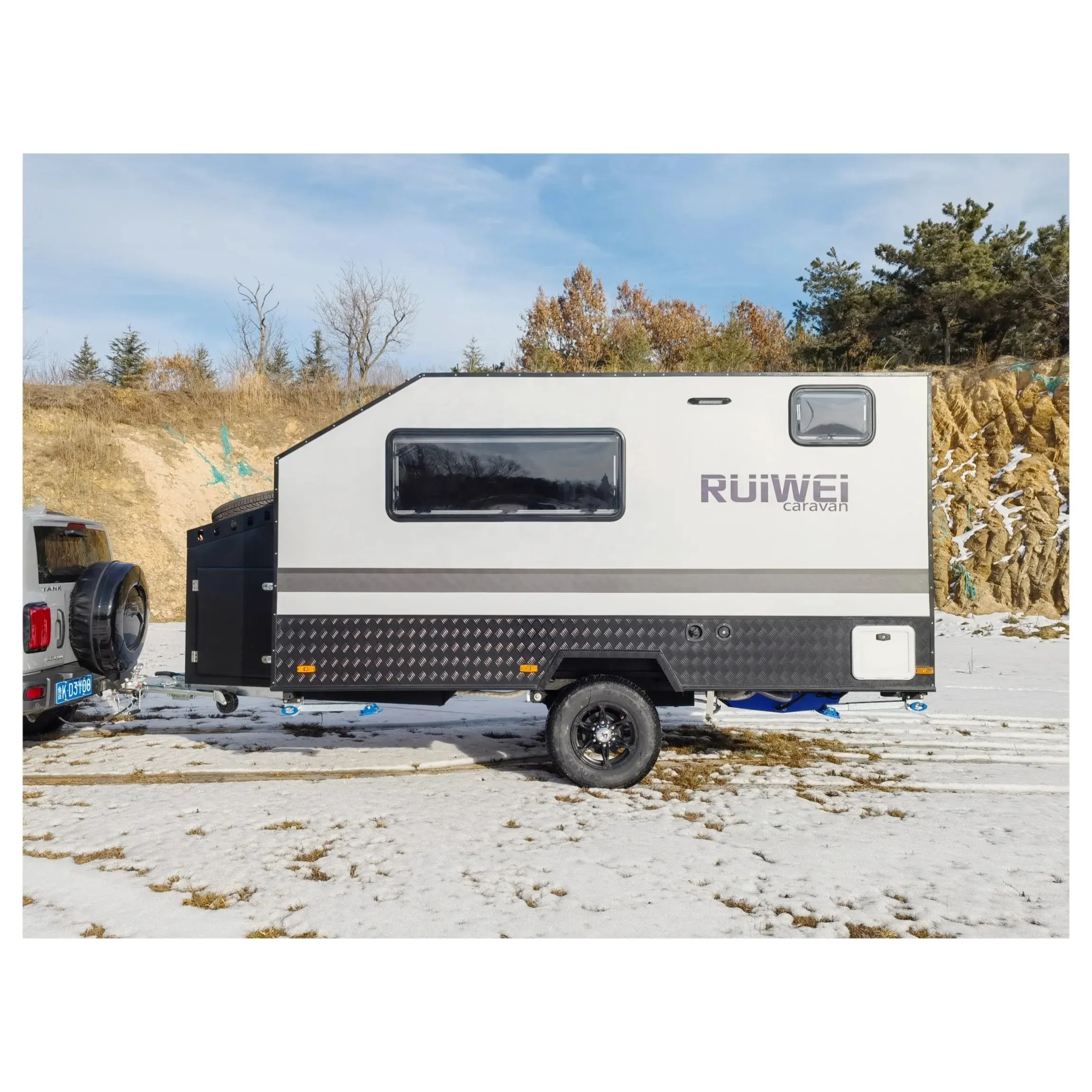 RUIWEI 2024 مقطورة مخصصة الآن على الطرق الوعرة للتخييم هيكل ذو ورق مجلفن هي عربات تخييم عائلية للبيع