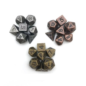<span class=keywords><strong>Jeu</strong></span> de <span class=keywords><strong>jeu</strong></span> polyédrique de bonne qualité en laiton nouveau style conception dés en métal avec petit tube - Product Image 6
