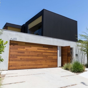Moteur de porte aérienne moderne Porte de garage à levage automatique Porte de garage sectionnelle à panneaux en bois avec fenêtres en verre - Product Image 5