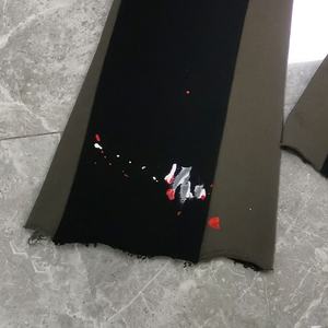 Pantalones de chándal slim fit al por mayor, de algodón con estampado de patchwork y salpicaduras de pintura graffiti, elásticos, para hombre, con estampado puff y corte acampanado. - Product Image 3